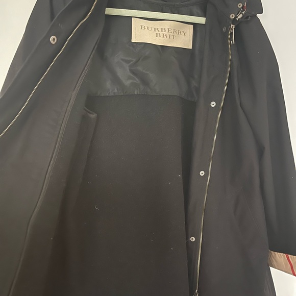 Burberry raincoat. Full detachable inner lining and hood.Beautiful condition - Picture 4 of 5